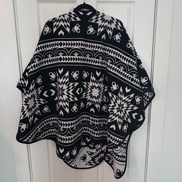 Star Indigenous Geometric Black and White Shawl - Picture 6 of 9